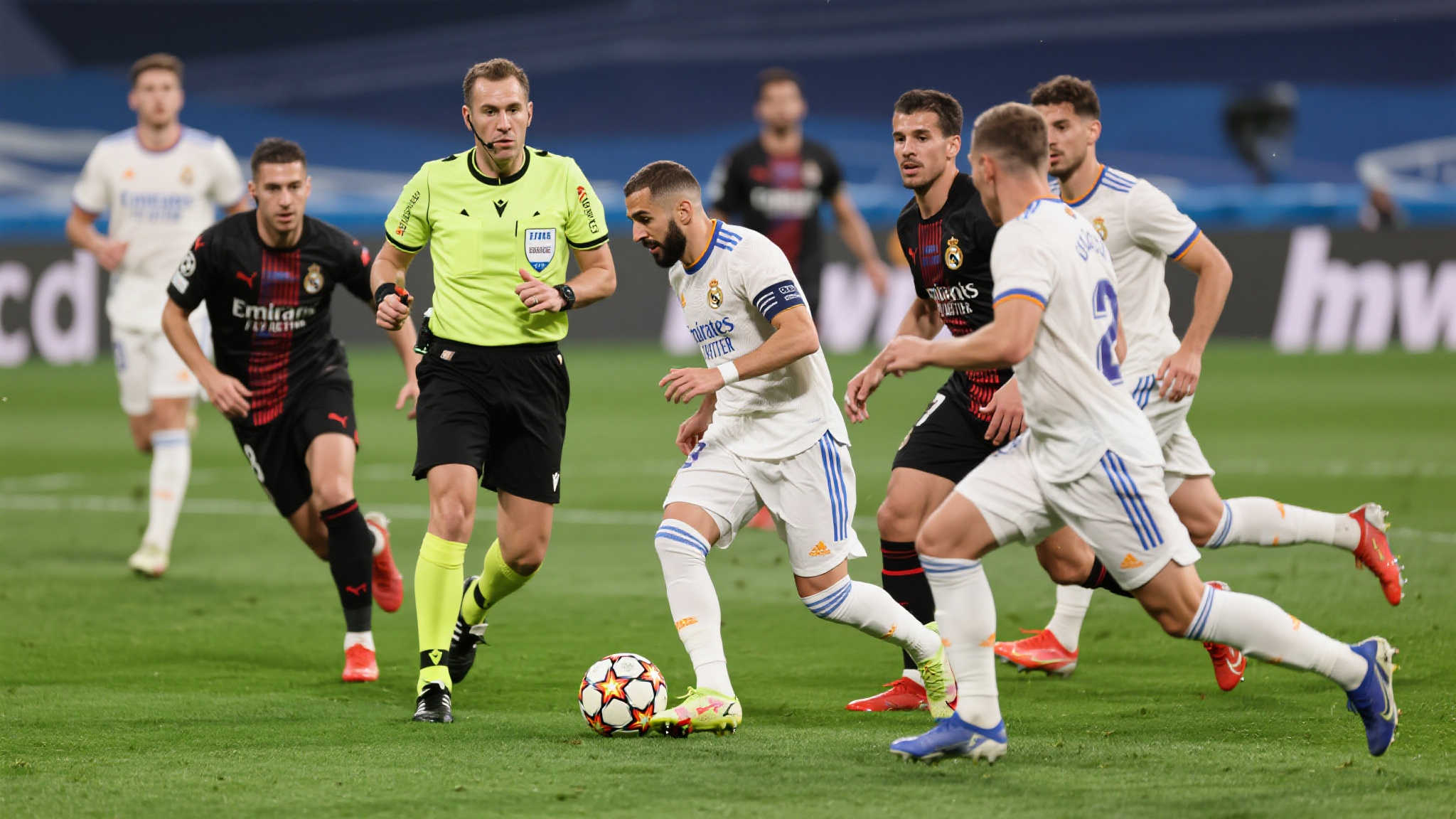 在10人应战下,皇马奉献完美进攻:迪亚斯妙传,巴尔韦德精准破门! 尤其是——当卡瓦哈尔被罚下后,银河战舰立刻平稳过渡